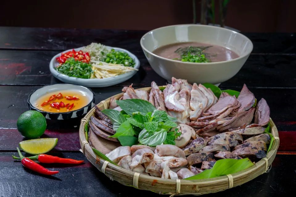 Ly trà trái cây trên bàn gỗ